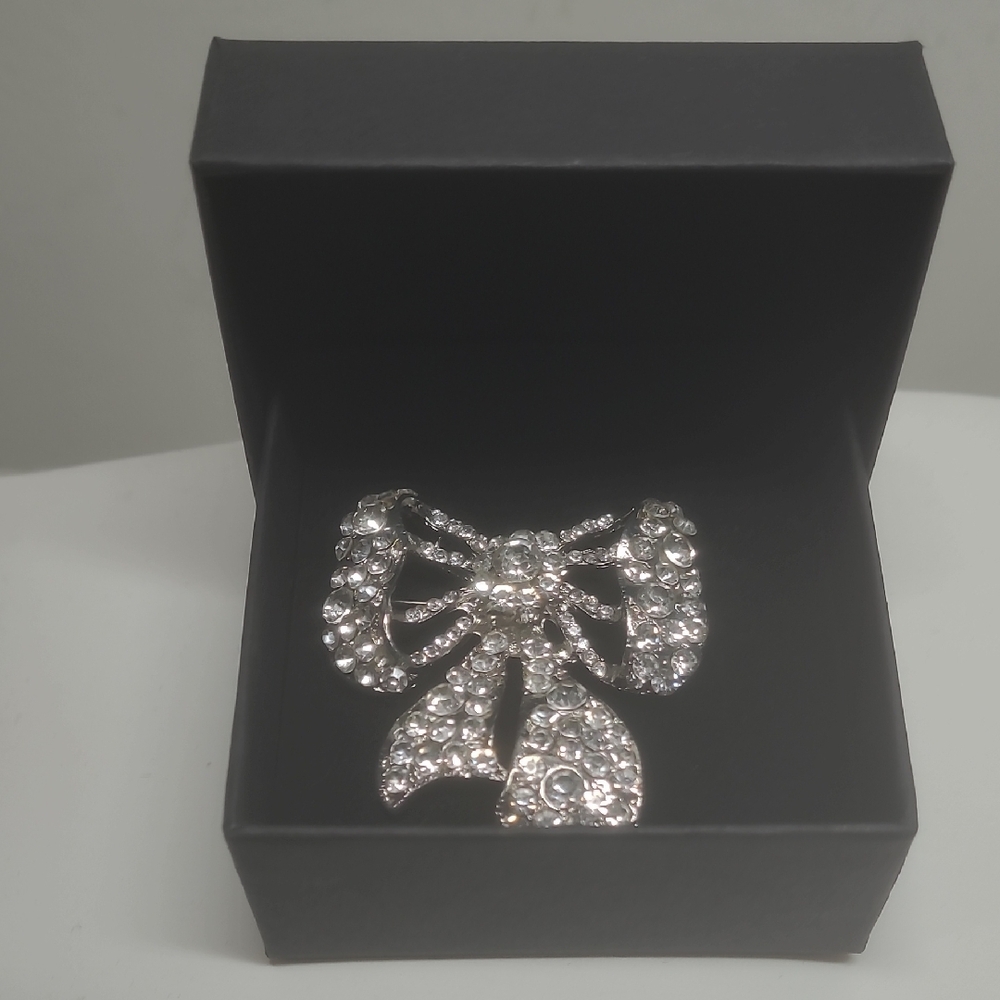 Elegant Silver Bow Brooch - Picture 5 of 5